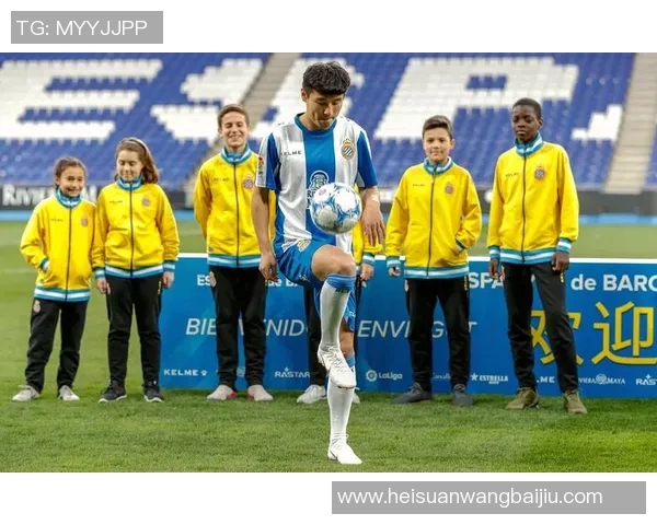 多位足球巨星同框壁纸精选 展现不凡球技与风采